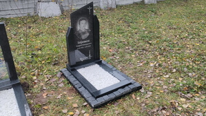 Стеклянные вертикальный памятник, вид слева